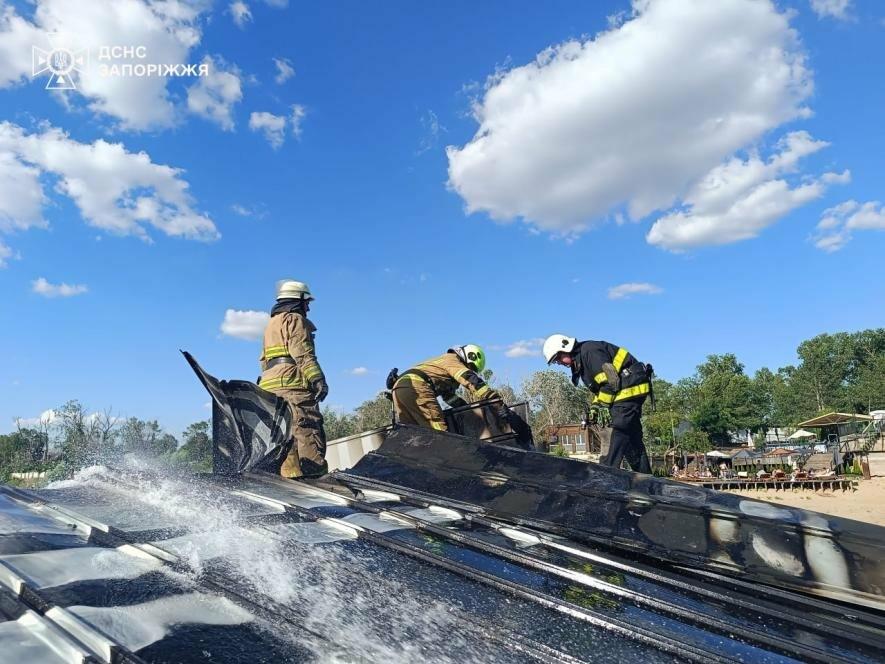 У Запоріжжі на березі Дніпра загорілася споруда на воді