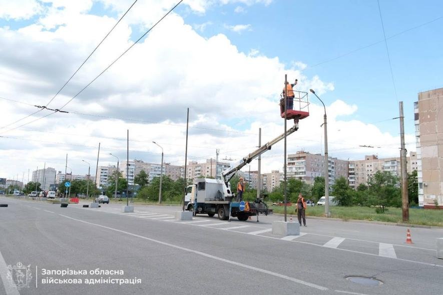 У Запоріжжі почали встановлювати антидронові сітки на зупинках громадського транспорту