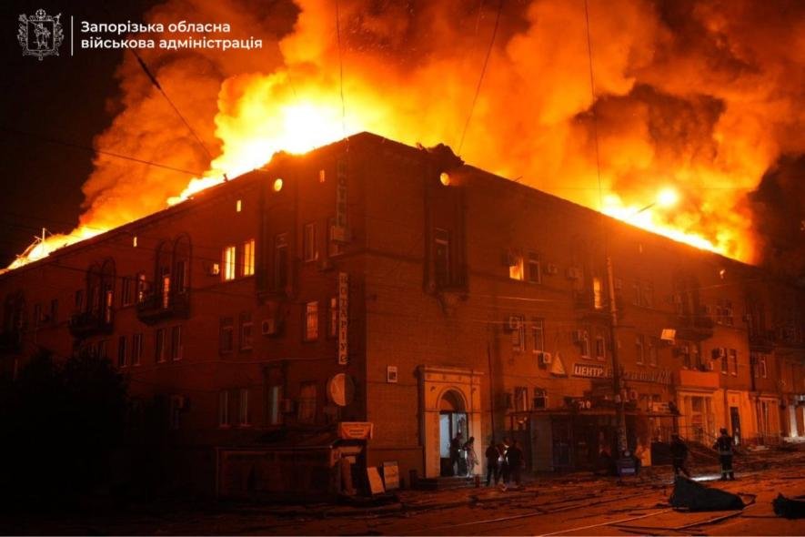 У Запоріжжі через атаку дронів виникли пожежі в будинку та торговельному центрі, є загиблий та поранені
