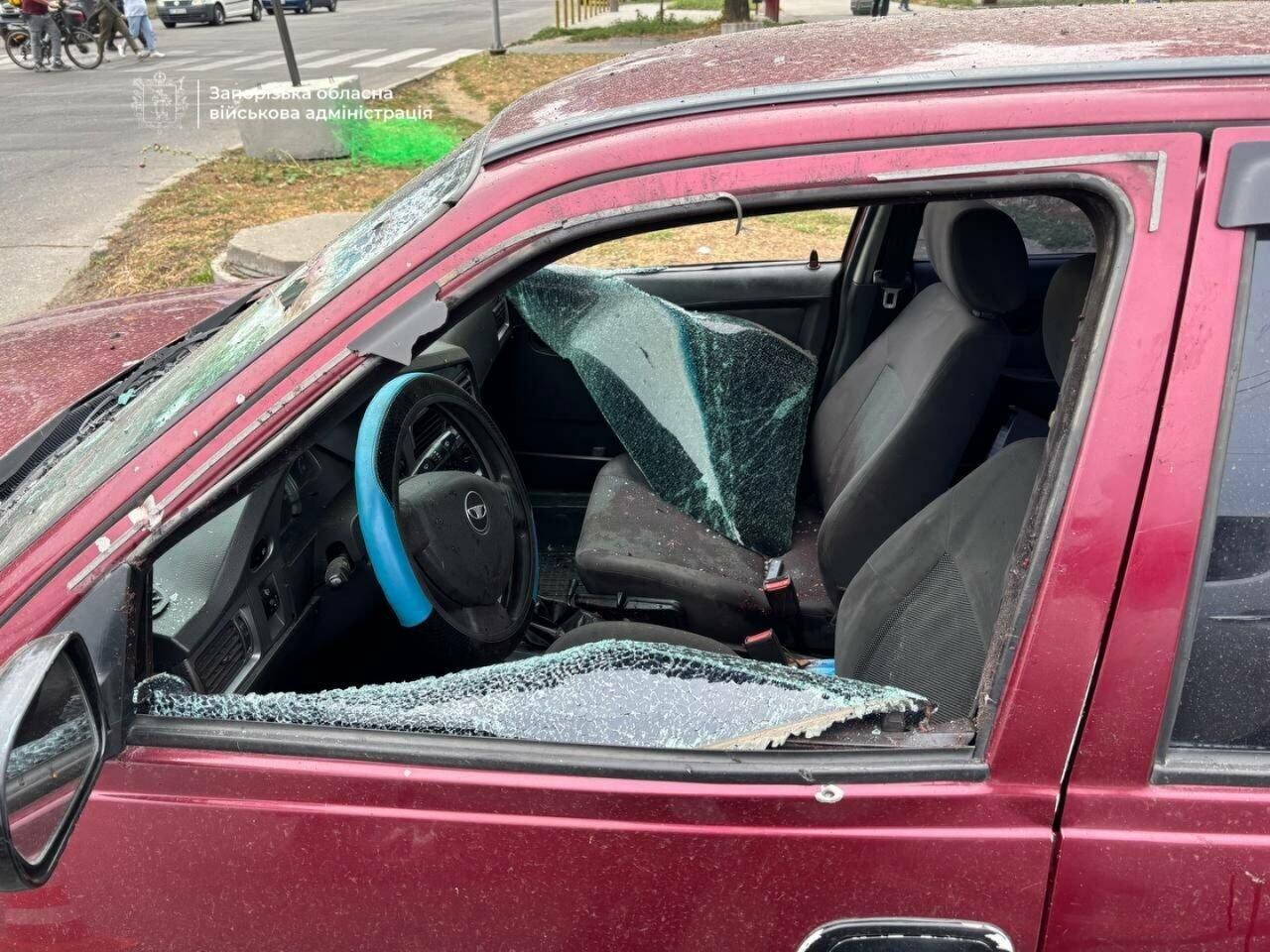У Запоріжжі ворожий дрон атакував автомобіль: двоє чоловіків отримали поранення