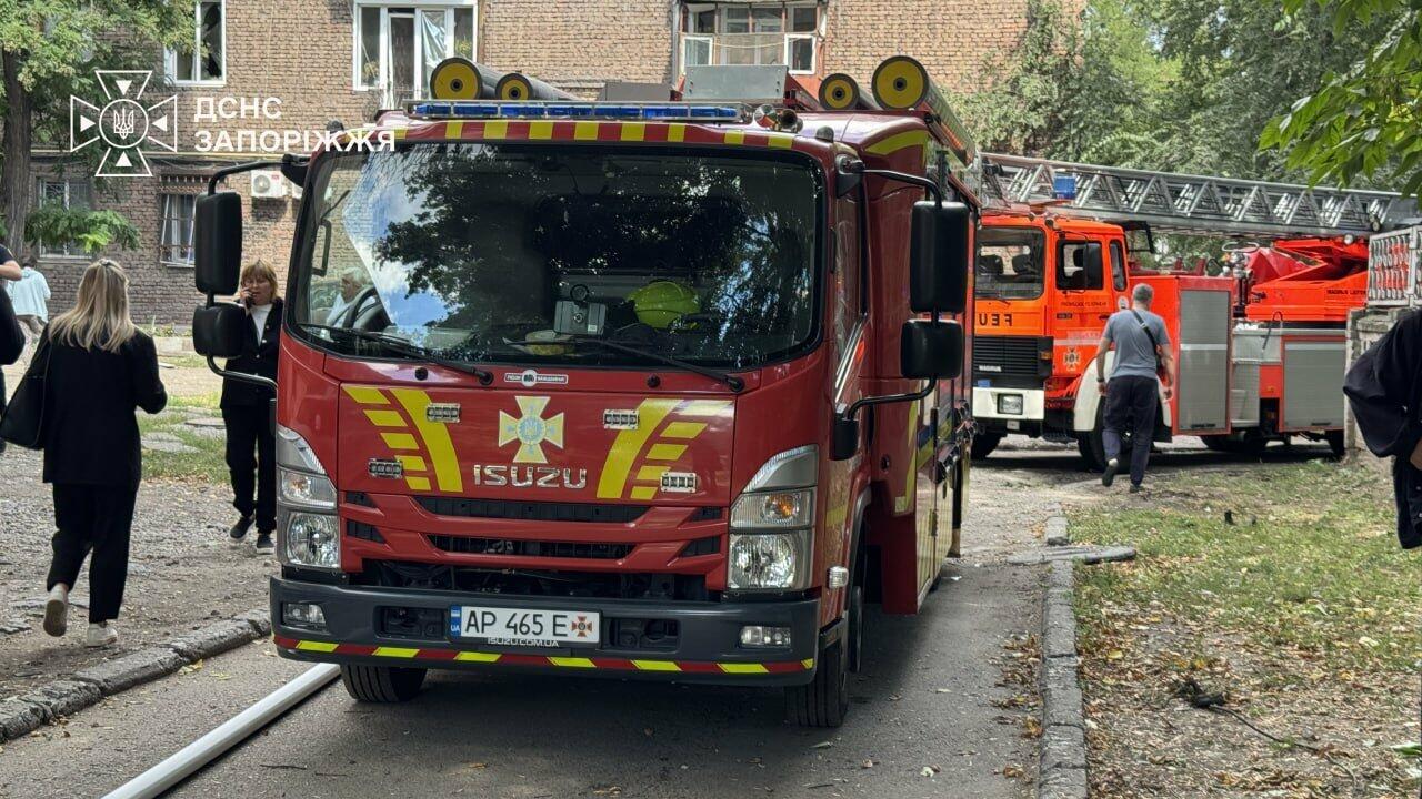 У Запоріжжі через російські атаки виникло шість пожеж: загорілися будинки та автівки