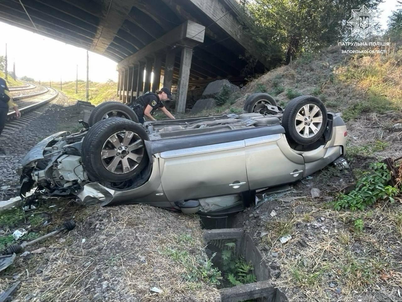 У Запоріжжі водійка Mitsubishi з'їхала з мосту та відмовилася від огляду на стан сп'яніння