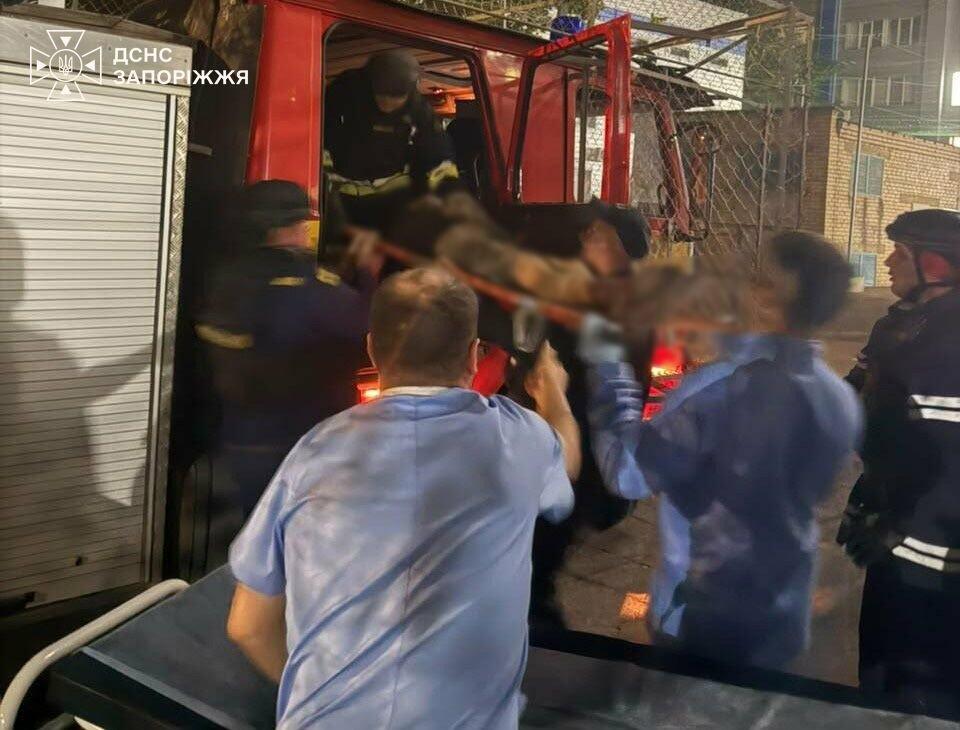 У Запорізькому районі вналідок ворожої атаки у пошкодженому будинку завалило жінку