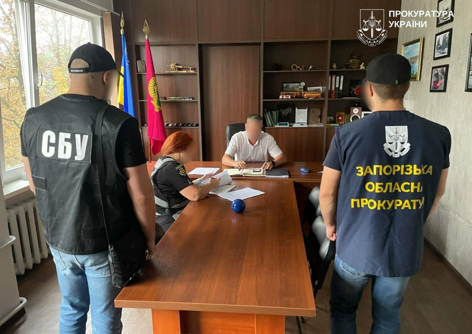 У Запоріжжі посадовця «Запоріжелектротрансу» та підприємця підозрюють у привласненні понад 800 тисяч гривень на доставці гуманітарних автобусів