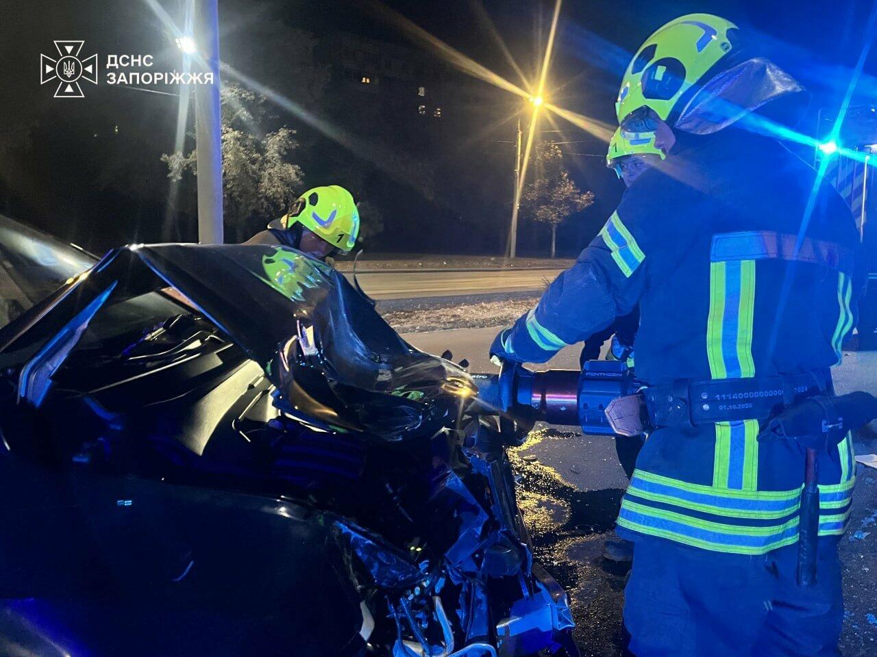 У Запоріжжі після зіткнення двох авто рятувальники деблокували пасажира