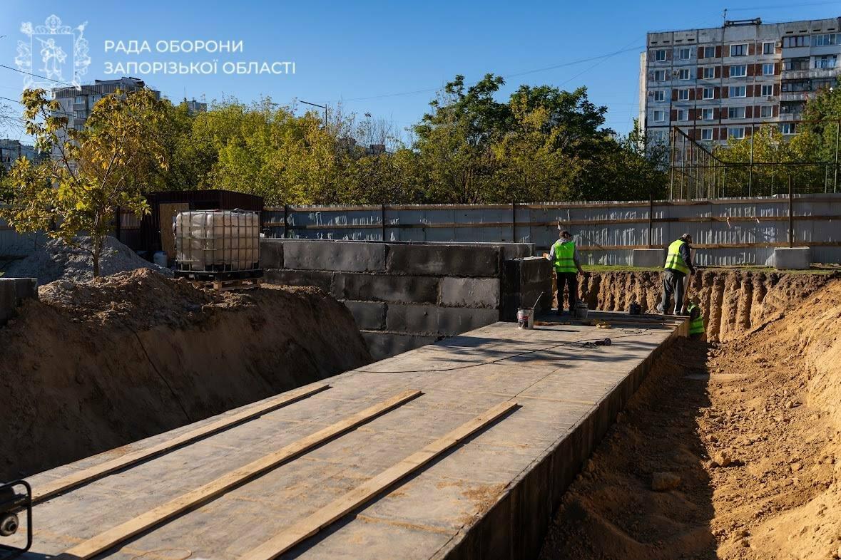 У Хортицькому районі Запоріжжя будують перше мобільне укриття серед багатоповерхівок