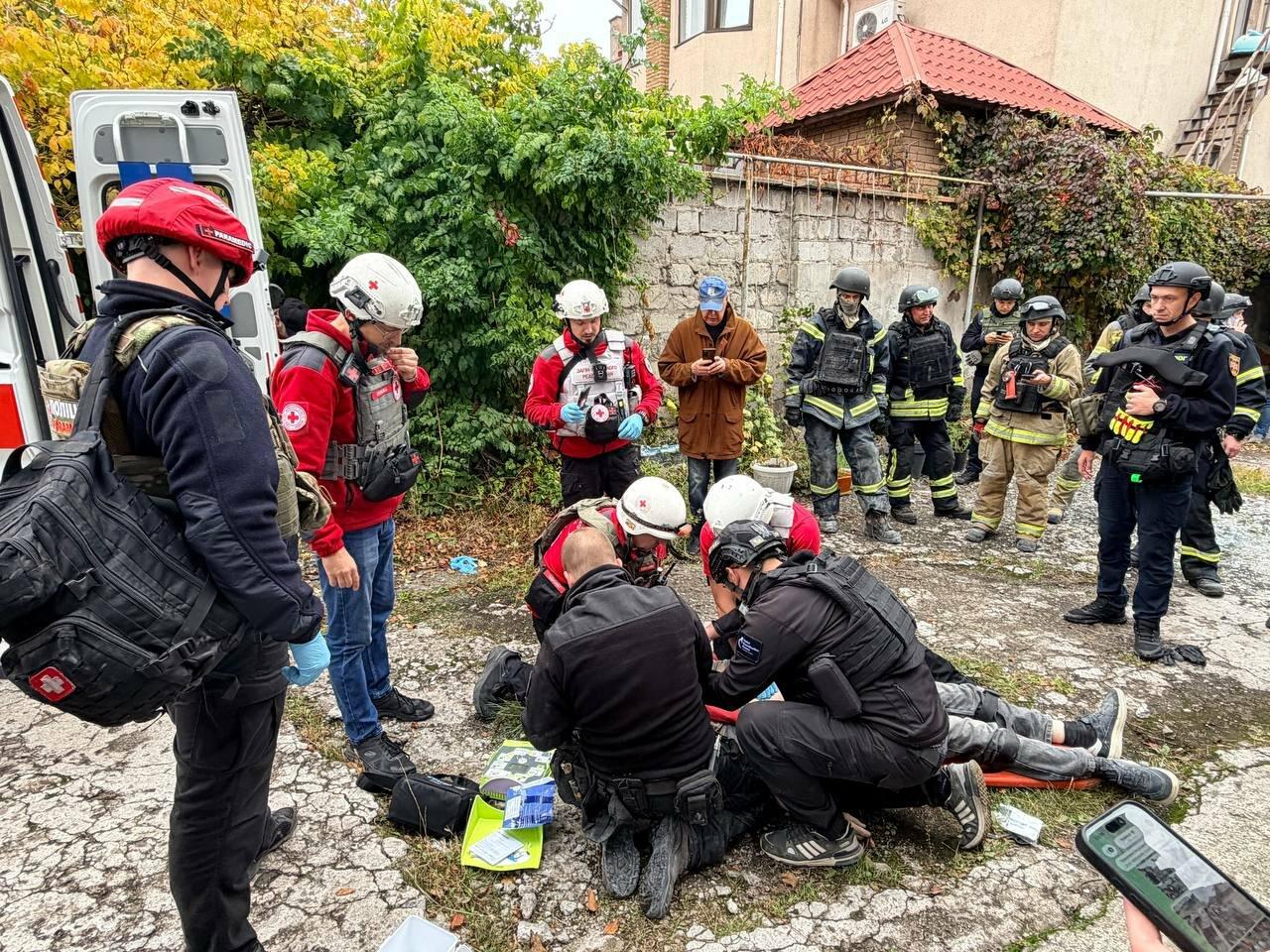 У Запоріжжі з-під завалів зруйнованого будинку дістали чоловіка, його намагаються реанімувати, - ФОТО