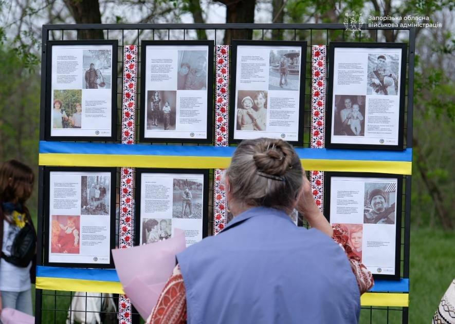 На Хортиці відкрили виставку про матерів полеглих захисників та захисниць України