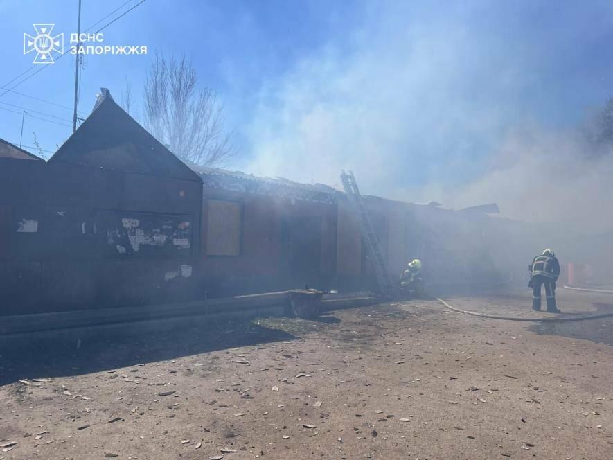 У Запорізькому районі внаслідок пожежі у продовольчому магазині постраждали двоє людей