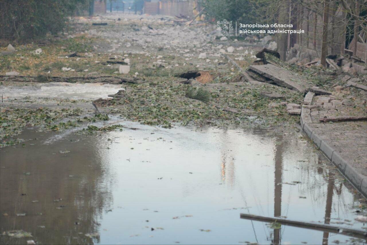 Внаслідок авіаційного удару у Запоріжжі пошкоджено дорогу, є руйнування