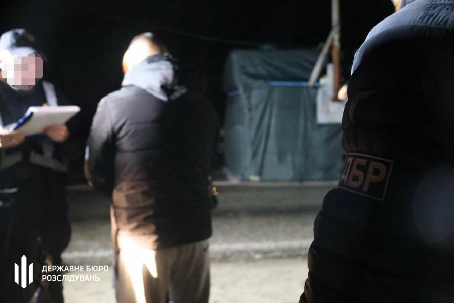 У Запоріжжі працівники ТЦК вимагали 2 тисячі доларів у ветерана: їх затримало ДБР