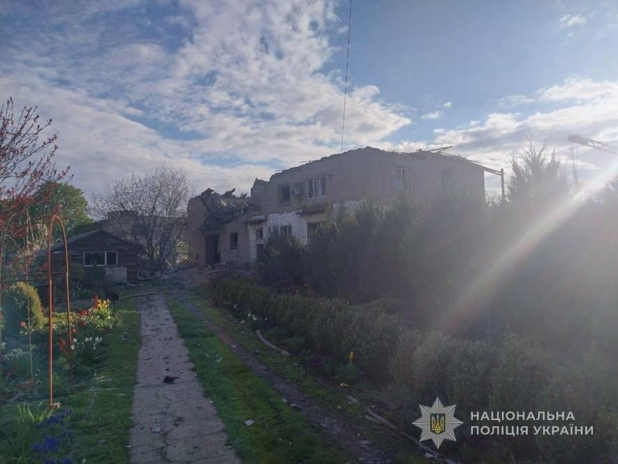 У Запорізькому районі внаслідок авіаудару поранено літню жінку