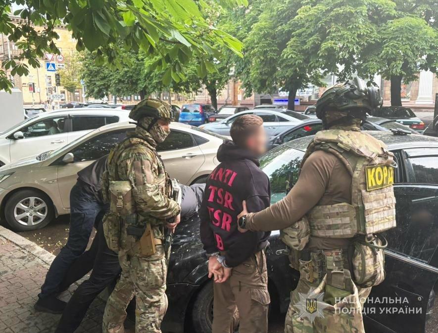 У центрі Запоріжжя затримали чоловіка, який намагався продати автомат за 2000 доларів