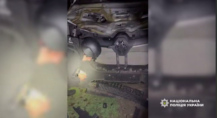 У Веселянці поліцейські разом із військовими провели нічну операцію та врятували пошкоджене евакуаційне авто