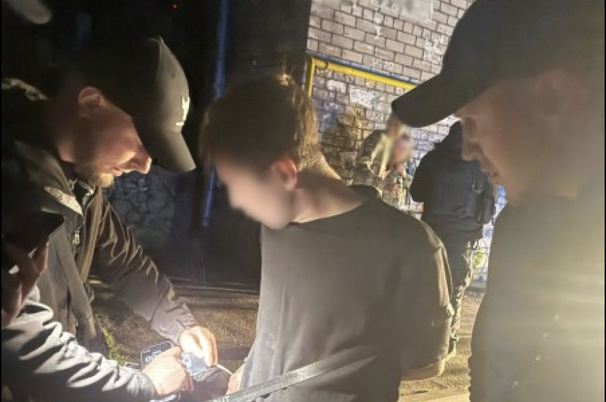 У Запоріжжі затримали чоловіка, який побив і пограбував підлітка