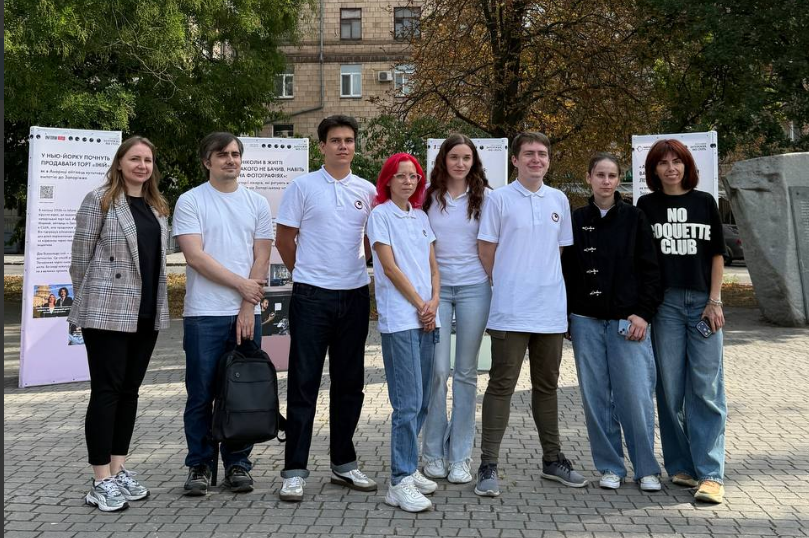 «Запоріжжя, яке стоїть»: місцеві медіа презентували виставку історій про життя людей та громад під час війни