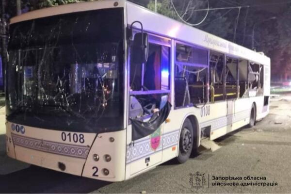 У Запоріжжі внаслідок ворожої атаки пошкоджено автобус