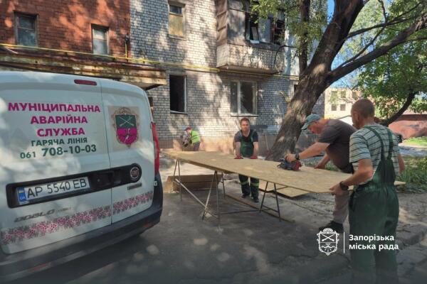 У Запоріжжі триває ліквідація наслідків атак ворога: закрито вибиті вікна у 68 будинках