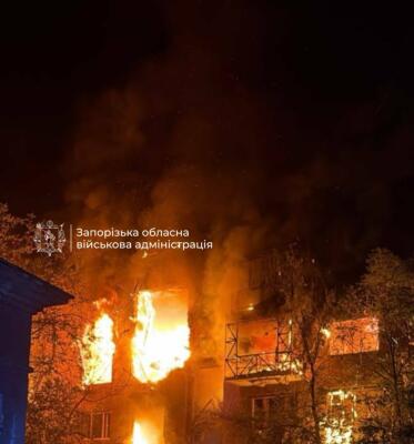 Ворожі дрони атакували Запоріжжя: двоє людей поранені, горить багатоповерхівка