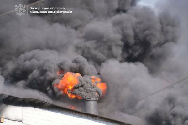 У Запоріжжі внаслідок атаки горять складські приміщення