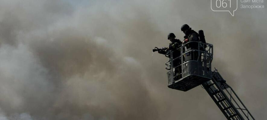 У Запоріжжі та передмісті через ворожі обстріли виникло 33 пожежі: горіли будинки, автівки та хлібні поля