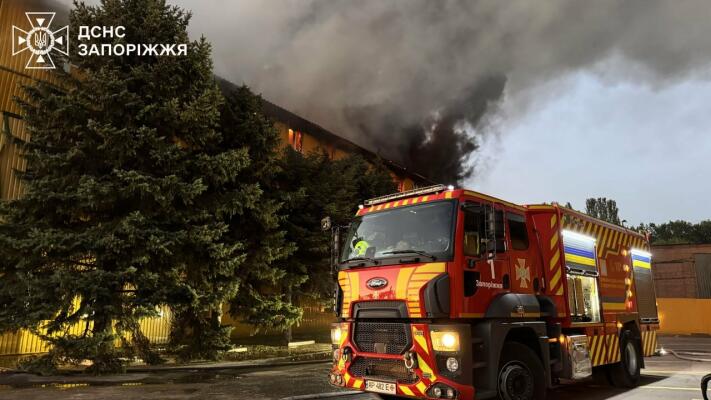 22 пожежі після ворожих атак на Запоріжжя та область: горіли університет, меблева фабрика і житлові будинки