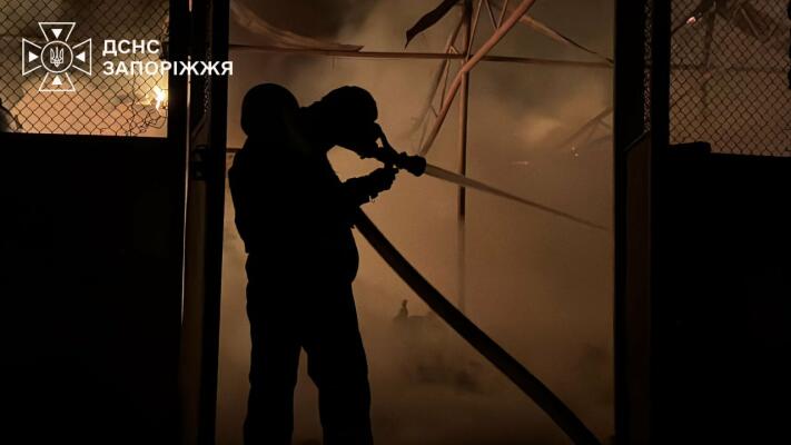 У Запоріжжі через ворожі обстріли виникло 11 пожеж: загорілися комерційні будівлі, дачні будинки та автівки