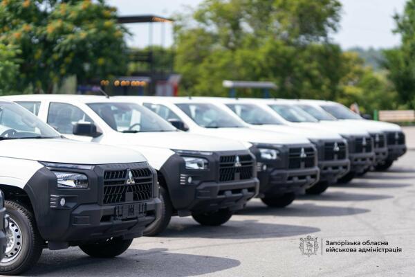 Запорізькі громади, комунальники та рятувальники отримали вісім нових пікапів від Німеччини