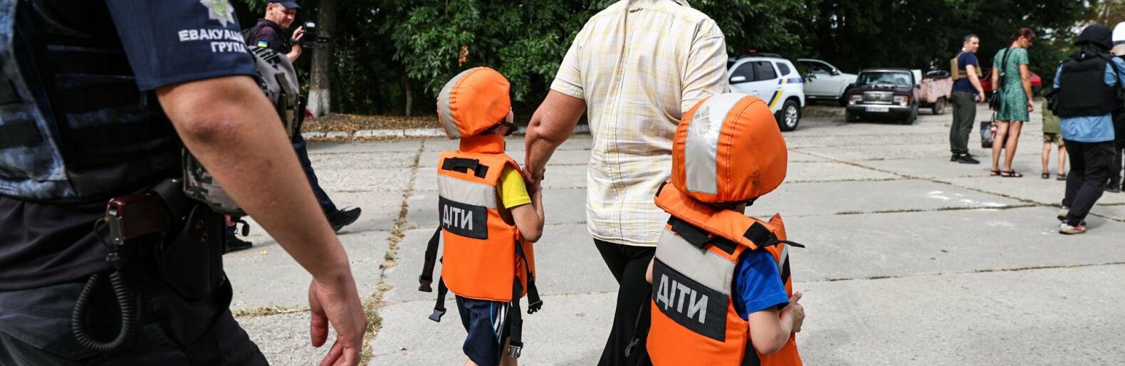 Примусово-добровільна евакуація: із Степногірська вивезли дві родини з дітьми, - фото