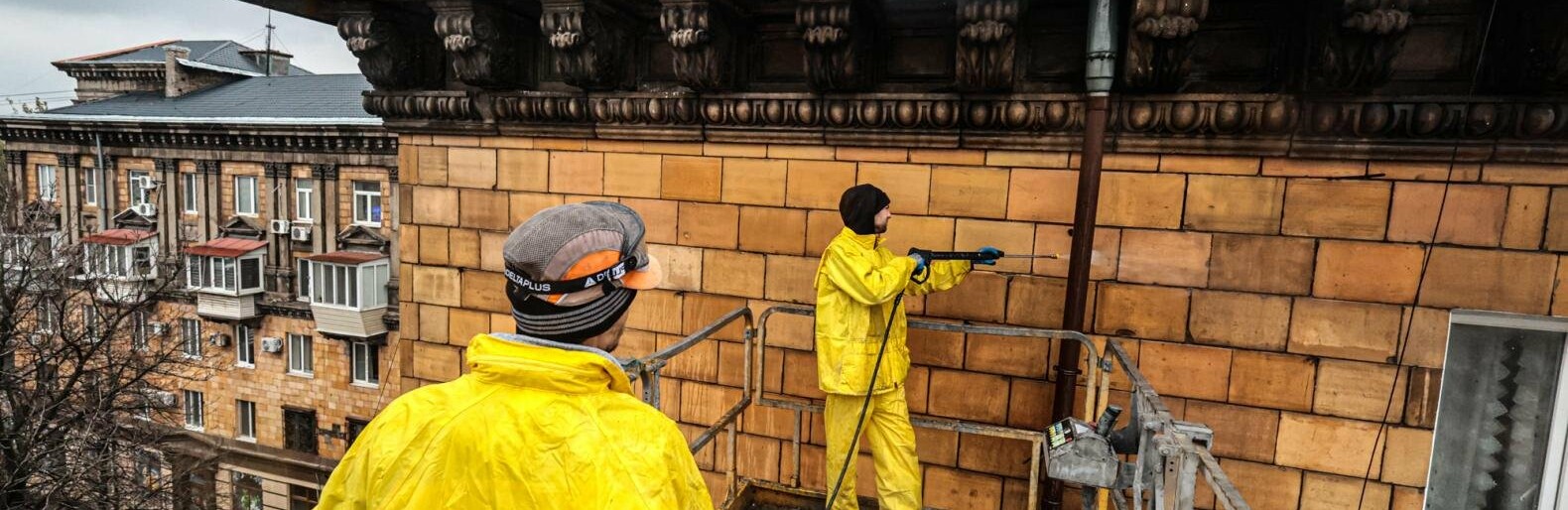 Вперше за майже 70 років: в Запоріжжі миють фасад будинку, який відбудовують після ракетної атаки, - ФОТО, ВІДЕО