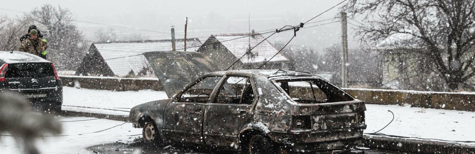 Понівечені автівки, вибиті вікна в багатоповерхівках: фото наслідків ракетного удару по Запоріжжю