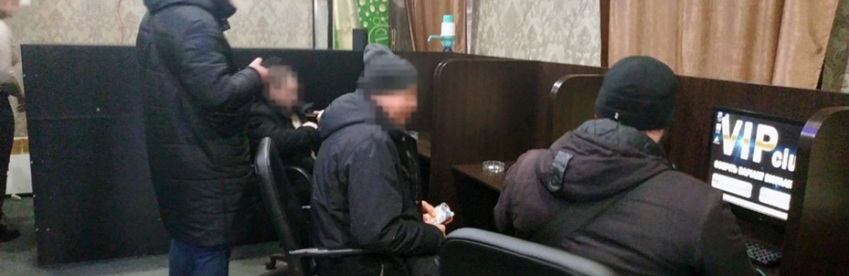 В Запоріжжі незаконний гральний заклад замаскували під магазин одягу 