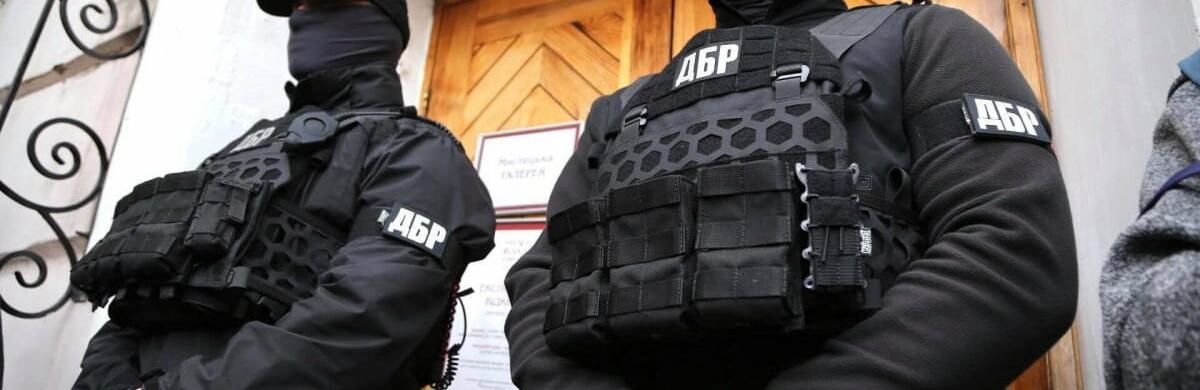ДБР повідомило про підозру у держзраді старшому інспектору ГІБДД з окупованого Приморська