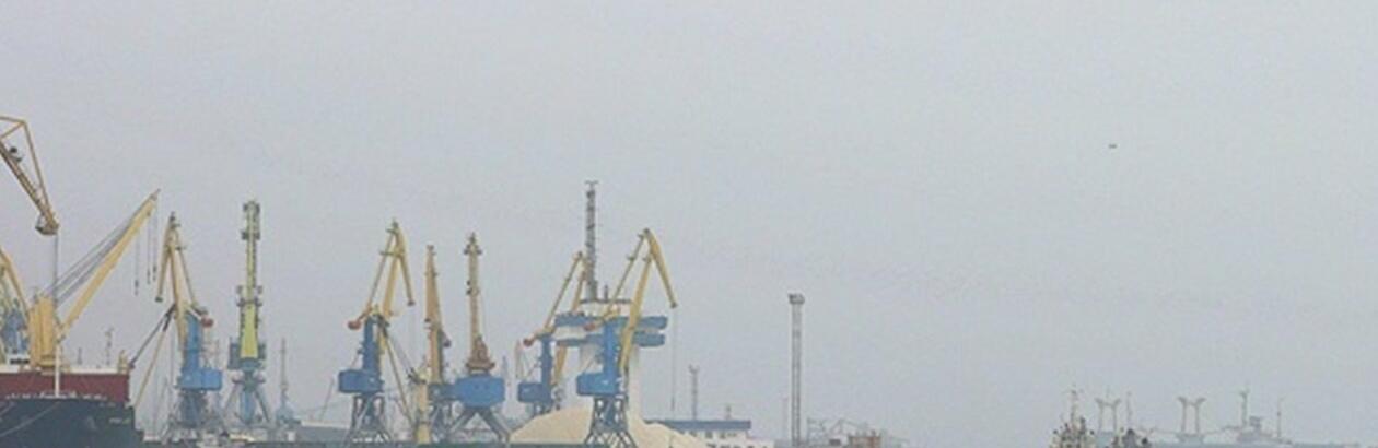 У Бердянську окупанти намагаються вивезти морем вкрадений врожай кукурудзи