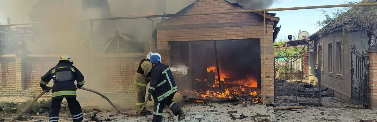 В Оріхові внаслідок обстрілу загорілися склад і житлові будинки, - ДСНС