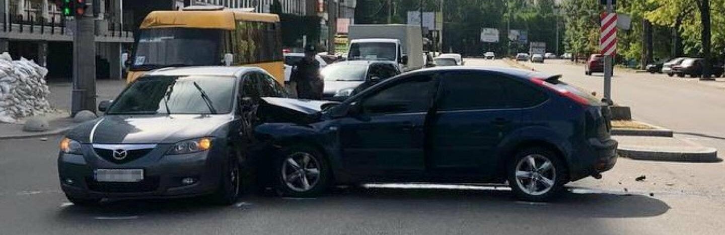 У Запоріжжі зіткнулися два легкових автомобіля на вулиці Перемоги