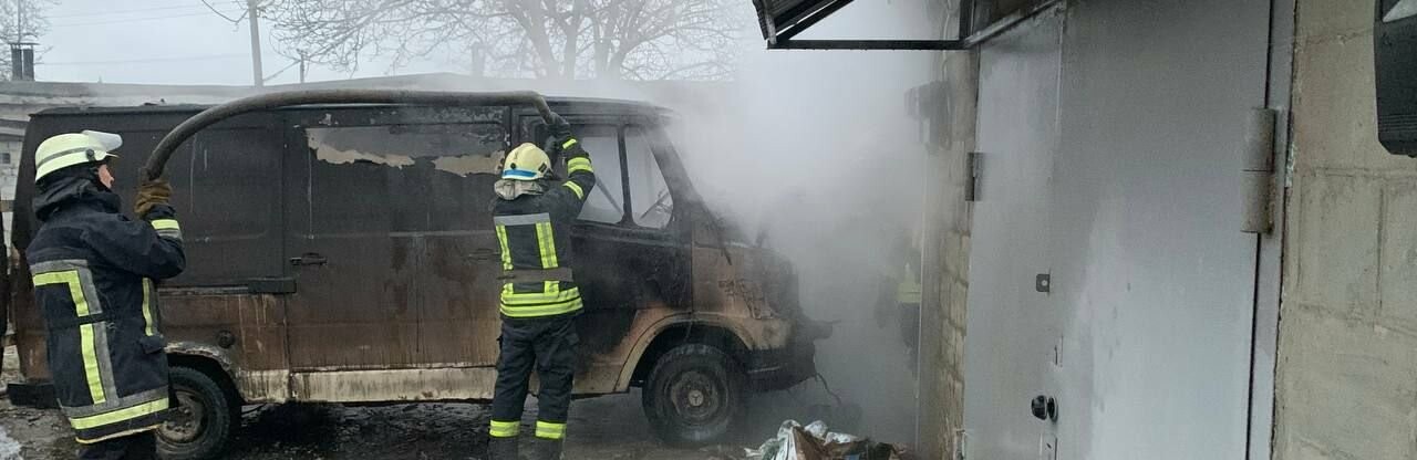 У Запоріжжі 10 рятувальників гасили пожежу в гаражному кооперативі, - ФОТО