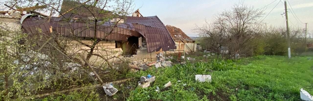 У Запорізькій області рятувальники допомогли родині, будинок якої зруйнувала ворожа ракета