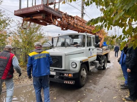 На Запоріжжі енергетики відновили енергопостачання для 12 тисяч родин