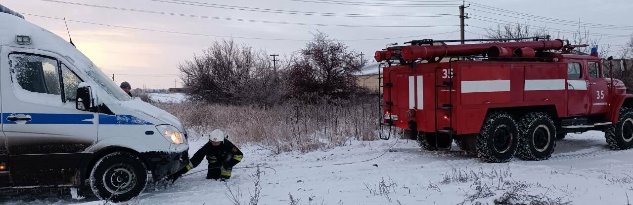 Запорізькі рятувальники відбуксирували дві карети “швидкої”, які застрягли через негоду