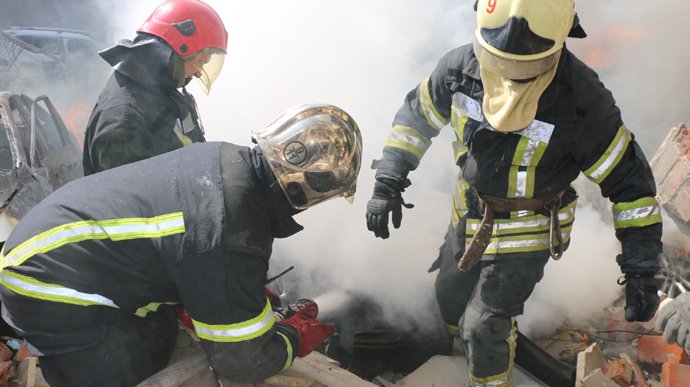 У Запорізькій області через ворожі обстріли загорілися шість будинків і авто 