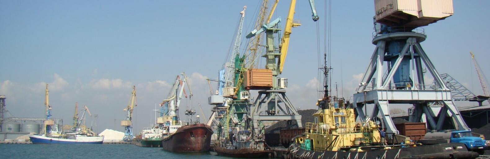 Голова Запорізької ОВА розказав з чим пов’язані вибухи у морському порту Бердянська