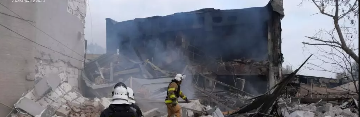 У Запоріжжі рятувальники продовжують розгрібати завали на місці ракетного удару: розібрано близько 100 тонн будівельних конструкцій
