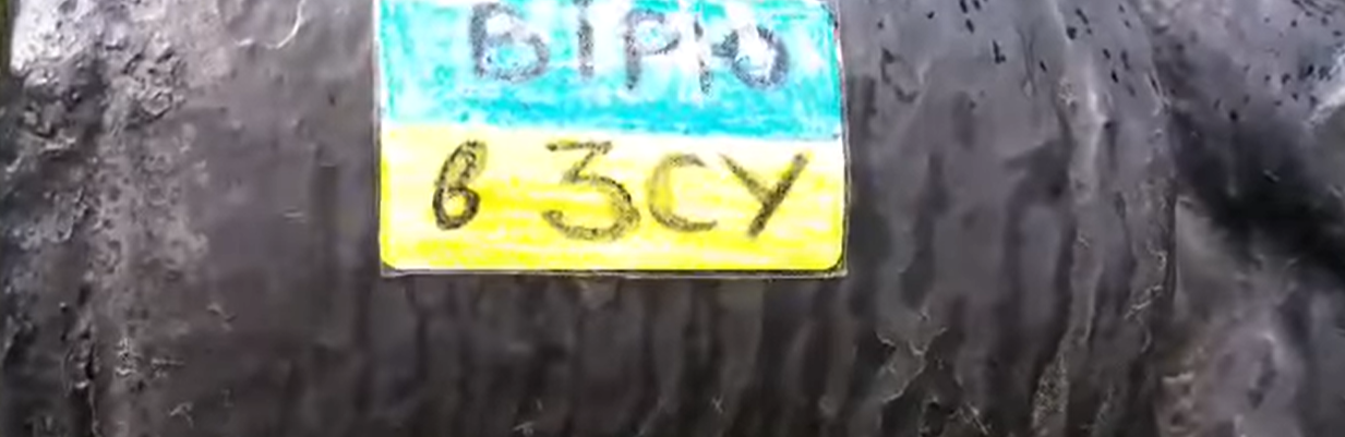 В центрі Бердянська на пам’ятнику морякам з’явилася наліпка «Вірю в ЗСУ»