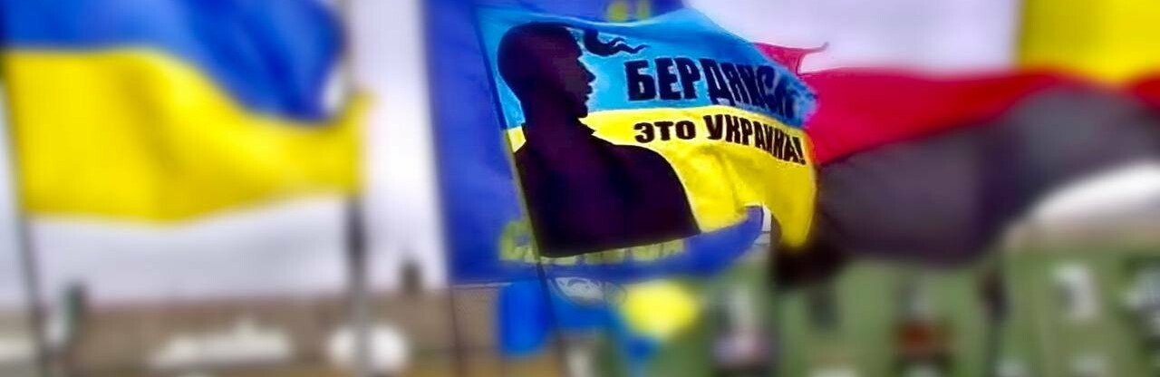 На окупованій частині Запорізької області зривають російські прапори 