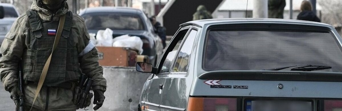 Російські загарбники вимагають кошти, щоб проїхати з окупованого Мелітополя