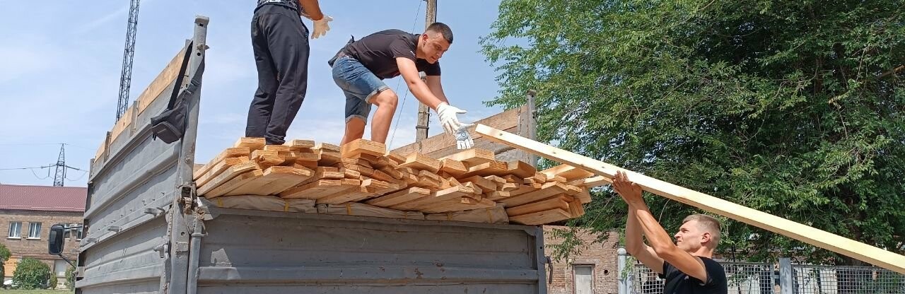 На Запоріжжі мешканці громад, які страждають від обстрілів, отримали будівельні матеріали 