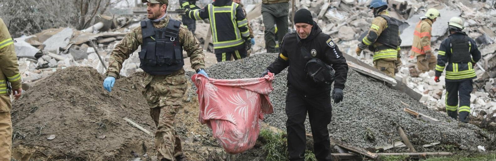 Ракетна атака по Вільнянську: зруйновано житловий будинок, з-під завалів дістають тіла загиблих, - ФОТОРЕПОРТАЖ 
