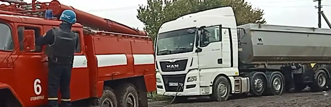 Запорізькі рятувальники допомогли водіям, які застрягли на автошляху у Кам’янському