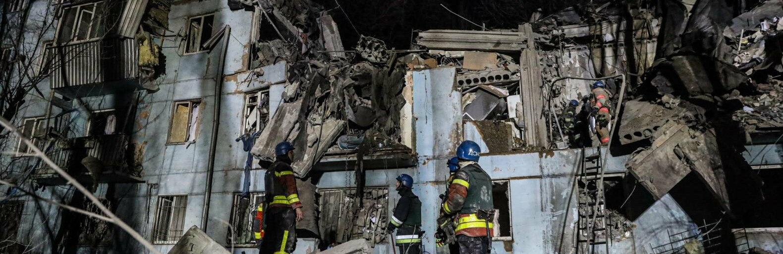 Зі зруйнованого ворожою ракетою будинку в Запоріжжі рятують людей - фоторепортаж з місця події 